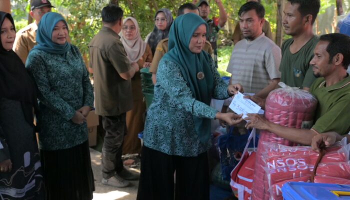 Pj Ketua TP PKK Aceh Bantu Korban Kebakaran Meunasah Manyang