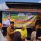 Pj Bupati Agara saat menyerahkan beras. Waspada/Seh Muhammad Amin