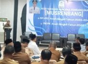 Pj Bupati Aceh Singkil, Azmi saat membuka Musrenbang Kabupaten di Aula Bappeda Aceh Singkil, Selasa (2/4). WASPADA/Ariefh