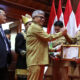 Pj Gubernur Aceh, Bustami, SE, M.Si saat menyerahkan anugerah perencanaan Prof. A. Majid Ibrahim X tahun 2024 untuk kategori kota terbaik I dari Pemerintah Aceh, kepada Pj Wali Kota Langsa, Syaridin, di Anjong Mon Mata Kompleks Meuligoe Gubernur Aceh, Senin (22/4). Waspada/Ist