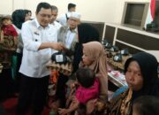 30 keluarga pengasuh anak beresiko stunting menerima bantuan sembako dari Baznas Padang Lawas. (Waspada/Idaham Butar Butar)