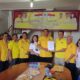 Efendi Napitupulu,SE dan rombongan foto bersama saat pengembalian formulir pendaftaran Calon Bupati Toba di kantor DPD Partai Golkar, Senin (22/4). Waspada/Ist
