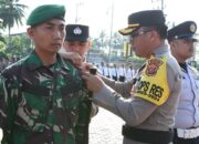 Kapolres Aceh Timur AKBP Nova Suryandaru SIK, menyematkan pita dimulainya Operasi Ketupat Seulawah Tahun 2024 di Lapangan Apel Sarja Arya Racana, Rabu (3/4). Waspada/Muhammad Ishak