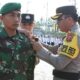 Kapolres Aceh Timur AKBP Nova Suryandaru SIK, menyematkan pita dimulainya Operasi Ketupat Seulawah Tahun 2024 di Lapangan Apel Sarja Arya Racana, Rabu (3/4). Waspada/Muhammad Ishak