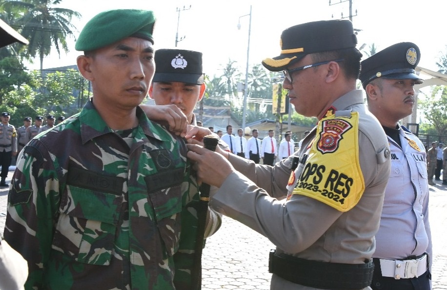 Kapolres Aceh Timur AKBP Nova Suryandaru SIK, menyematkan pita dimulainya Operasi Ketupat Seulawah Tahun 2024 di Lapangan Apel Sarja Arya Racana, Rabu (3/4). Waspada/Muhammad Ishak