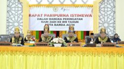 Pimpinan DPRK Banda Aceh dengan pakaian adat Aceh pada sidang paripurna istimewa peringatan HUT ke 819 Kota Banda Aceh di gedung DPRK Banda Aceh, Senin (22/04/24).(Waspada/T.Mansursyah)