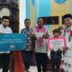 Paling kanan, Pj Bupati Simeulue, Ahmadliyah dan paling Ketua Baitul Mal Kabupaten Simeulue, Supriadi foto bersama saat menyerahkan santunan secara simbolis di Simteng tadi malam. Waspada/Ist
