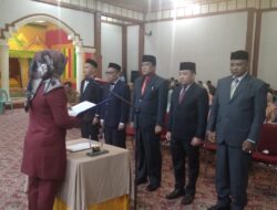 Usai Magrib Pj Bupati Lantik Lima Anggota KIP Nagan Raya