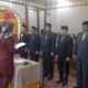 Pj Bupati Fitriany Farhas melantik lima Komisioner KIP Nagan Raya di Pendopo setempat, Senin (22/4).(Waspada/Muji Burrahman)