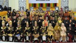 Busana adat Aceh semarakkan sidang paripurna istimewa DPRK Banda Aceh dalam rangka peringati HUT ke 819 Kota Banda Aceh digedung dewan setempat, Senin (22/04/24).( Waspada/T.Mansursyah)