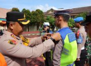 Kapolres Nias AKBP Revi Nurvelani, SH, S.IK, MH yang memimpin apel gelar pasukan Operasi Ketupat Toba 2024 menyematkan pita kepada perwakilan pasulan tanda dimulainya operasi, Rabu (3/4). WaspadaI/st