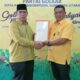 H. Arwin Siregar menyerahkan formulir dan berkas pendaftaran Balon Wakil Wali Kota ke Partai Golkar. (Waspada/Ist)