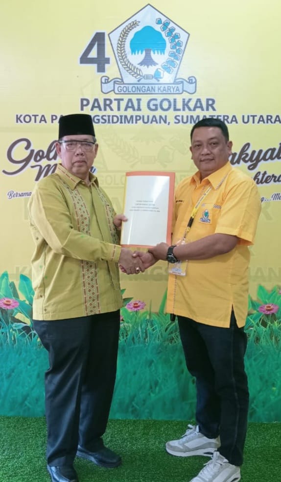 H. Arwin Siregar menyerahkan formulir dan berkas pendaftaran Balon Wakil Wali Kota ke Partai Golkar. (Waspada/Ist)