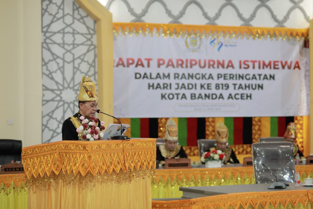 Pj Wali Kota Banda Aceh sedang menyampaikan sambutan pada sidang paripurna istimewa memperingati HUT ke 819 Kota Banda Aceh di gedung DPRK Banda Aceh, Senin(22/04/24)( Waspada/T.Mansursyah)