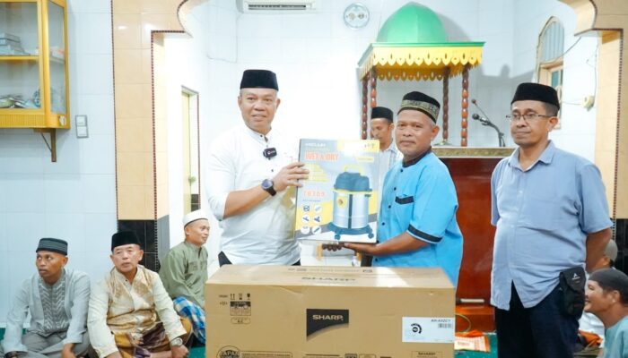 Safari Ramadhan, Pj Bupati Nizhamul Berikan Bantuan