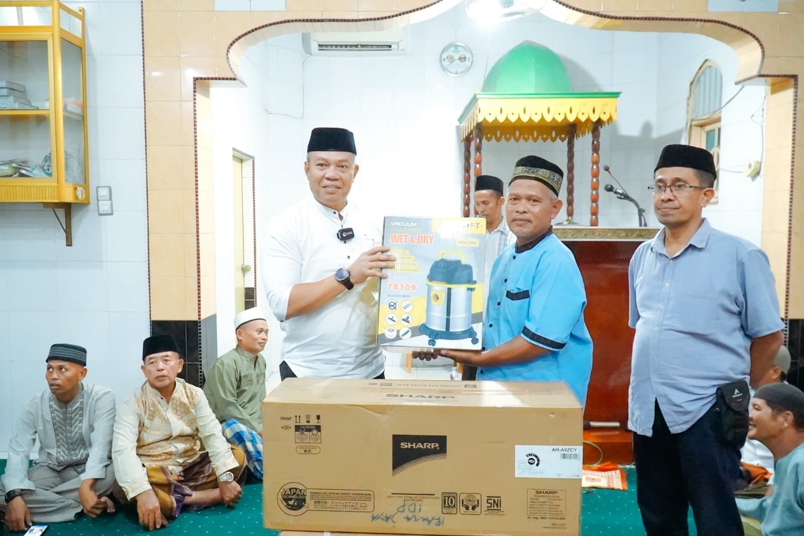   RANGKAIAN kunjungan Safari Ramadhan Pemkab Batubara dipimpin Pj Bupati Nizhamul, SE  MM memberikan bantuan ke masjid maupun kaum dhuafa dan anak yatim/piatu, bilal mayit serta guru ngaji berupa uang santunan di Desa Mekar Baru Kecamatan Datuk Tanah Datar.Waspada/Ist