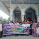 Pengurus jamaah Meunasah Al Amin,Simpang Empat, Kecamatan Karang Baru,Aceh Tamiang saat foto bersama dengan 36 anak yatim sebelum berlangsungnya kegiatan belanja dan buka puasa bersama pada Minggu (31/3) sore.(Waspada/Yusri).