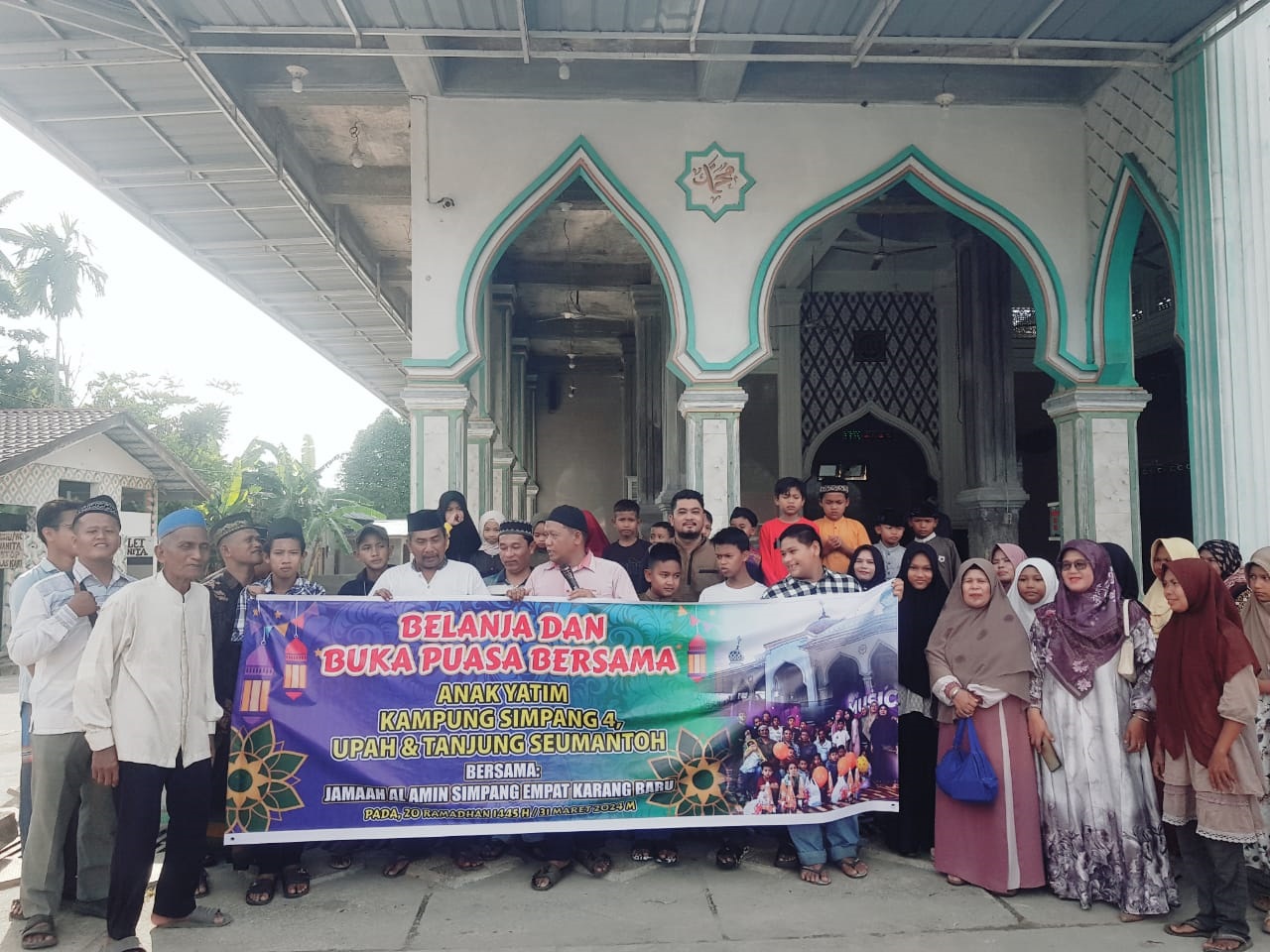 Pengurus jamaah Meunasah Al Amin,Simpang Empat, Kecamatan Karang Baru,Aceh Tamiang saat foto bersama dengan 36 anak yatim sebelum berlangsungnya kegiatan belanja dan buka puasa bersama pada Minggu (31/3) sore.(Waspada/Yusri).