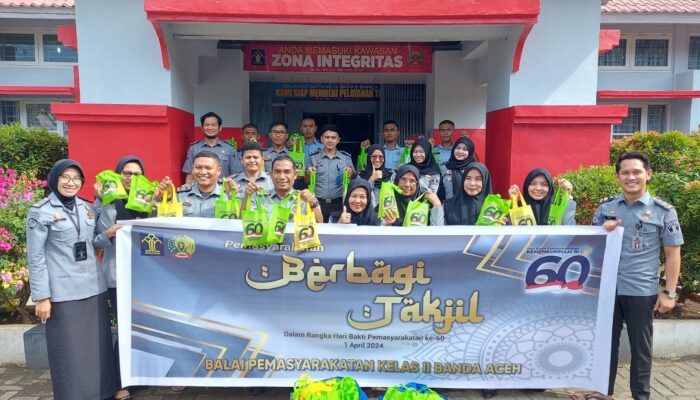 Warga Terima Takjil Sambut HBP Ke-60 Dari Bapas Banda Aceh