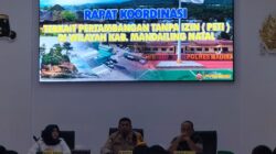 Kapolres Madina, AKBP Arie Paloh bersama Wakil Bupati Madina, Atika Azmi Nasution saat Rakor dengan Forkopimda terkait PETI Kotanopan di Polres Madina, Rabu (3/4).(Waspada/Ist).