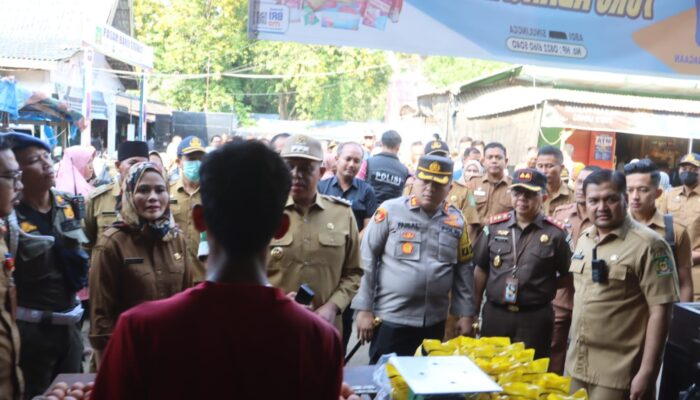 Kapolres-Forkopimda Langkat Cek Bahan Pokok Di Pasar Dan Gudang Bulog 