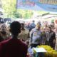 Kapolres Langkat AKBP Faisal Rahmat Husein Simatupang SIK SH MH, bersama Pj. Bupati Langkat H. M. Faisal Hasrimy, melakukan sidak harga bahan pokok di Pasar Tradisional Pasar Baru Kec. Stabat Kab. Langkat, Selasa (2/4). Waspada/ist 