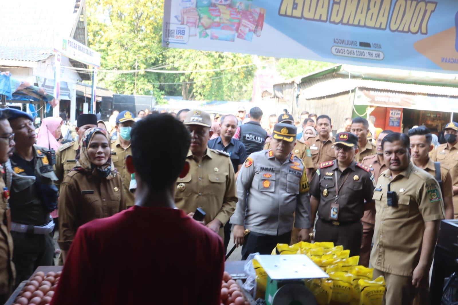 Kapolres Langkat AKBP Faisal Rahmat Husein Simatupang SIK SH MH, bersama Pj. Bupati Langkat H. M. Faisal Hasrimy, melakukan sidak harga bahan pokok di Pasar Tradisional Pasar Baru Kec. Stabat Kab. Langkat, Selasa (2/4). Waspada/ist 