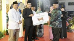 Ketua DPRD Deliserdang Zakky Shahri didampingi Bupati Deliserdang HM Ali Yusuf Siregar, Sekda Deliserdang Timur Tumanggor saat menyerahkan secara simbolis 1 ekor lembu kepada Camat Percut Seituan. (Waspada/HM Husni Siregar)