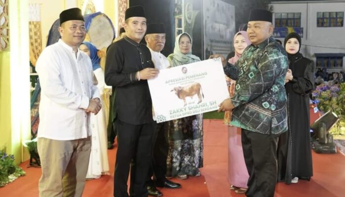 Zakky Shahri Serahkan Bonus Rp19 Juta Dan 1 Lembu Kepada Juara MTQ