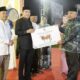 Ketua DPRD Deliserdang Zakky Shahri didampingi Bupati Deliserdang HM Ali Yusuf Siregar, Sekda Deliserdang Timur Tumanggor saat menyerahkan secara simbolis 1 ekor lembu kepada Camat Percut Seituan. (Waspada/HM Husni Siregar)