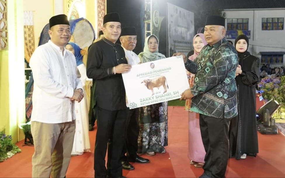 Ketua DPRD Deliserdang Zakky Shahri didampingi Bupati Deliserdang HM Ali Yusuf Siregar, Sekda Deliserdang Timur Tumanggor saat menyerahkan secara simbolis 1 ekor lembu kepada Camat Percut Seituan. (Waspada/HM Husni Siregar)