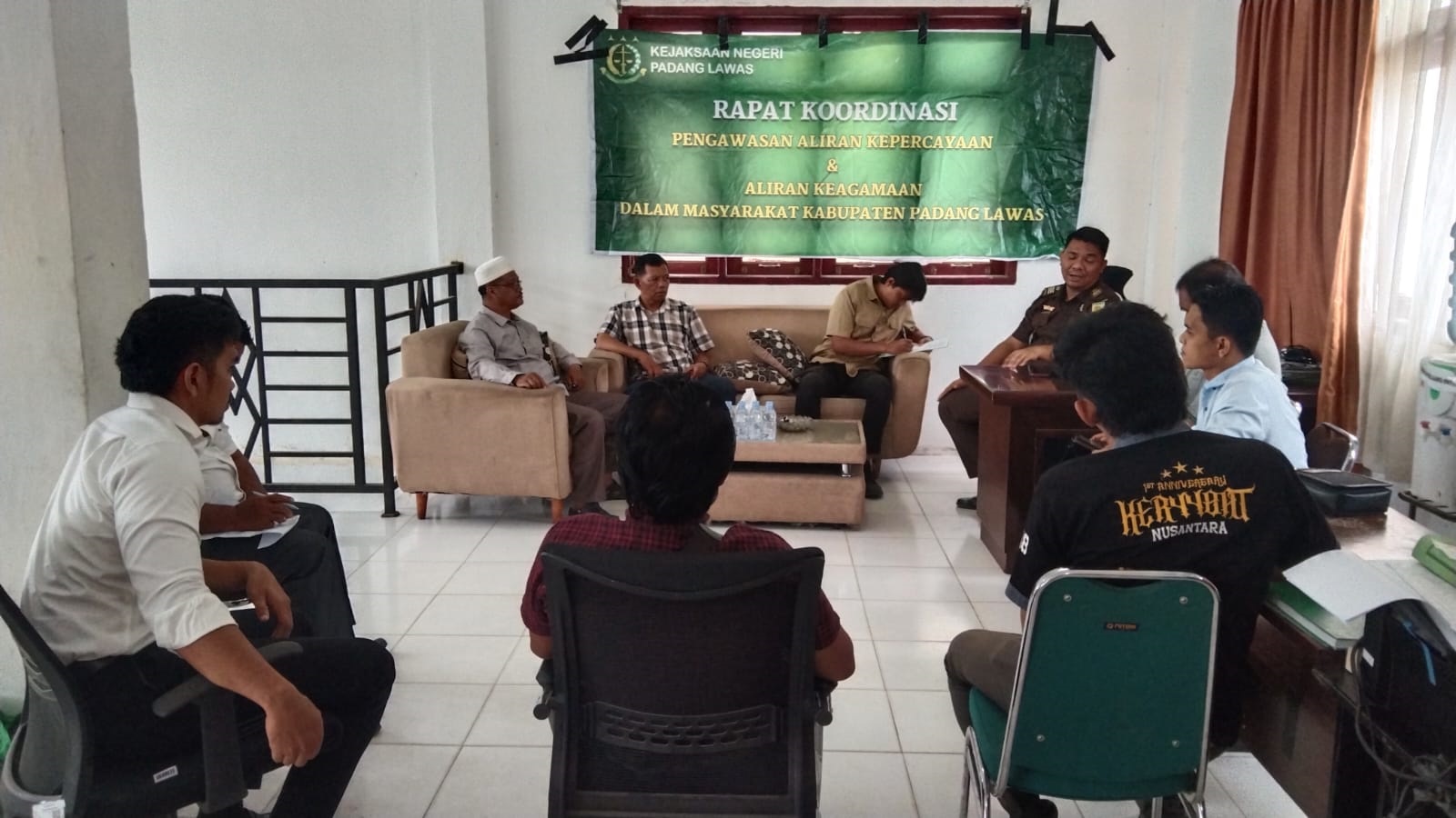 Kejari Palas Gelar Rakor Pengawasan Aliran Kepercayaan Menjaga Kekondusifan SIBUHUAN (Waspada): Kejaksaan Negeri Padang Lawas gelar rapat koordinasi pengawasan aliran kepercayaan dan aliran keagamaan yang menyimpang demi menjaga kekondusifan. Pantauan Waspada, Rabu (3/4) pelaksanaan rapat koordinasi pengawasan aliran kepercayaan dan aliran keagamaan yang menyimpang itu dihadiri sejumlah elemen, terutama yang membidangi intelijen, selain toko masyarakat, tokoh agama bersama OPD terkait. Dalam rapat berbagai permasalahan yang di bahas bersama, baik menyangkut adanya aliran kepercayaan dan keagamaan yang menyimpang. Juga masalah pendirian tempat ibadah yang tidak sesuai. Tetapi sampai saat ini belum ada gejolak. Bahkan kepada semua pihak diharap bisa sama-sama menjaga agar jangan sampai ada gejolak yang mengusik kekondusifan di Padang Lawas. Begitu juga dengan kemungkinan adanya gejolak lebih besar dalam bentuk keagamaan, pasca Pemilu serentak serta keputusan MA terkait pelaksanaan Pemilu tahun 2024, sehingga diperlukan pengawasan melekat terhadap semua lini masyarakat. Dan melalui pelaksanaan rapat koordinasi ini diharap bisa memberikan berbagai masukan dari para tokoh masyarakat dan tokoh agama, sehingga bisa dijadikan bahan untuk lebih mawas diri atau deteksi dini terhadap aliran kepercayaan yang meresahkan masyarakat yang berujung konflik dan perpecahan keutuhan bangsa. (a30/B) SIBUHUAN, 3 April 2024 Pengirim: Idaham Butar Butar Keterangan foto: Kejari Palas Gelar Rakor Pengawasan Aliran Kepercayaan dan aliran keagamaan demi menjaga Kekondusifan. (Waspada/Idaham Butar Butar)