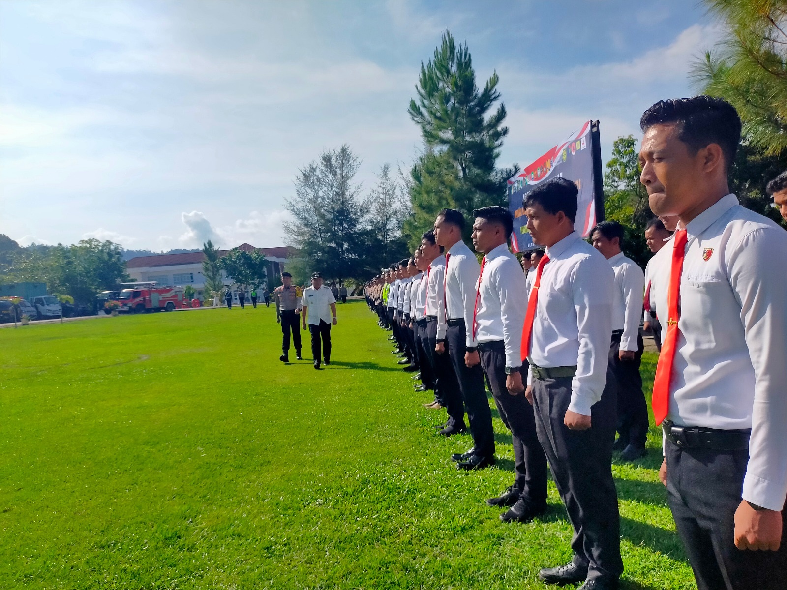 Pj Bupati Abdya Darmansah, selaku Irup apel gelar pasukan Ops Ketupat Seulawah Polres Abdya, memeriksa kesiapan barisan pasukan, di halaman Mapolres, kompleks perkantoran Bukit Hijau, Blangpidie. Rabu (3/4).Waspada/Syafrizal