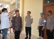 Kapolres Aceh Timur AKBP Nova Suryandaru SIK (tengah) memantau seleksi rekrutmen anggota Polri di Polres Aceh Timur di Peudawa, Selasa (23/4). Waspada/H. Muhammad Ishak