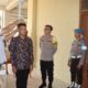 Kapolres Aceh Timur AKBP Nova Suryandaru SIK (tengah) memantau seleksi rekrutmen anggota Polri di Polres Aceh Timur di Peudawa, Selasa (23/4). Waspada/H. Muhammad Ishak