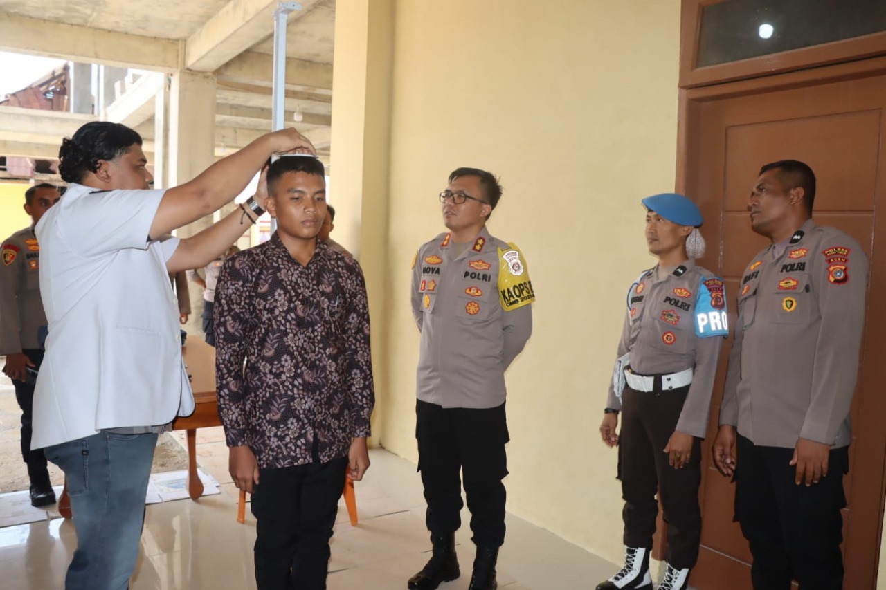 Kapolres Aceh Timur AKBP Nova Suryandaru SIK (tengah) memantau seleksi rekrutmen anggota Polri di Polres Aceh Timur di Peudawa, Selasa (23/4). Waspada/H. Muhammad Ishak