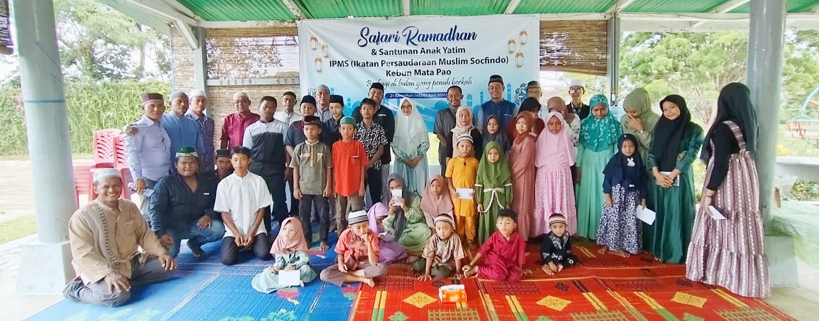 Manager PT.Socfindo Mata Pao, Ketua IPMS Sudi Widodo, sejumlah Asisten bersama anak yatim yang menerima santunan di kebun PT Socfindo Mata Pao Desa Mata Pao Kec.Teluk Mengkudu, kemarin.(Waspada/Ist)