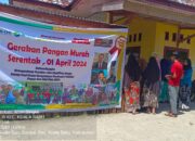 Meski stand belum dibuka, namun masyarakat terlihat sudah ramai berkumpul di Kantor Desa Kuala Baru Sungai, menunggu hadirnya sembako murah tersebut. WASPADA/ist