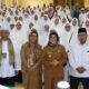 Wali Kota Pematangsiantar Susanti Dewayani (empat kanan depan) pose bersama calon jamaah haji dan lainnya usai membuka pengarahan serta bimbingan manasik calon jamaah haji di lapangan Brimob Subden 2B, Jl. Jend. Ahmad Yani, Selasa (23/4).(Waspada-Ist).