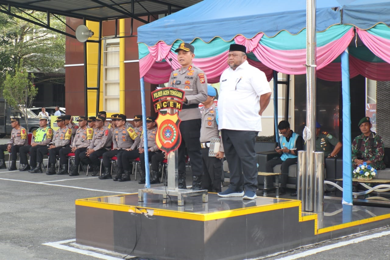 Kapolres Agara, AKBP R Doni Sumarsono didamping Sekda, Yusrizal saat memimpin Apel Gelar Pasukan Operasi Ketupat, 2024.Waspada/Seh Muhammad Amin