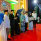 BUPATI Deliserdang HMA Yusuf Siregar didampingi Ketua TP PKK Hj.Sri Pepeni MA Yusuf Siregar, Sekdakab H.Timur Tumanggor, Ketua DPRD Zakky Shahri menyerahkan hadiah umroh kepada Nazla Atika Awal Siregar terbaik I hafidz 30 juz Putri pada penutupan MTQ ke 57 Tingkat Kabupaten Deliserdang Tahun 2024 di Lapangan Sepakbola Desa Medan Krio Kecamatan Sunggal, Senin (22/4) malam. (Waspada/Khairul K Siregar/B)