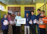 PT PLN IP UBP serahkan bantuan sembako buat warga miskin. Waspada/Ist