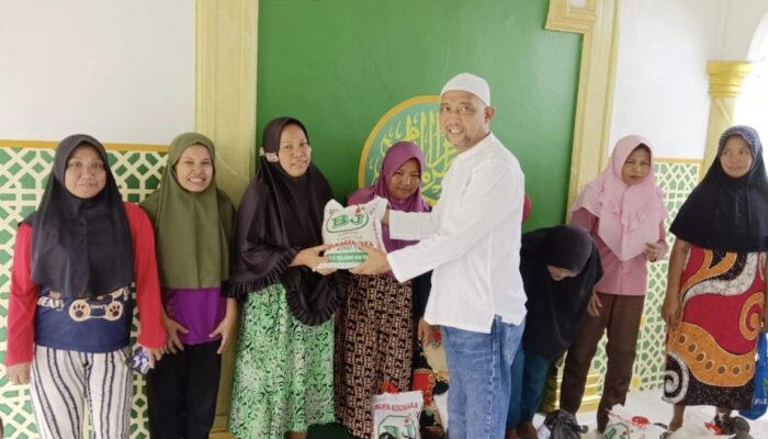 Dani Ginting Bagikan 300 Paket Lebaran Kepada Warga
