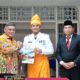 HMA Yusuf Siregar bersama Pj.Bupati Deliserdang Ir.Wiriya Al Rahman memegang buku memori kegiatan Pemkab Deliserdang pada acara serah terima jabatan di Rumah Dinas Bupati Deliserdang Jl.Negara Lubukpakam, Selasa (23/4). (Waspada/Khairul K Siregar/B)