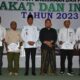 Pj Wali Kota Langsa, Syaridin saat memberikan award kepada para kepala OPD dan lintas instansi dari Baitul Mal Langsa sebagai Muzakki terbaik, di Aula Cakra Donya Langsa, Rabu (3/4). Waspada/Rapian