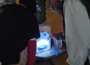 Kabid P2P Dinkes, Betti Muharni, bersama tim Puskesmas Langsa Baro ketika terjun kelapangan memastikan penyebab kasus DBD di Gampong Birem Puntong, Kecamatan Langsa Baro, Minggu (31/3). Waspada/Rapian