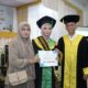 Ketua YDBU MUQ, Drs. H. Faisal Hasan, ZZ saat menyerahkan reward, hadiah dan sertifikat kepada 24 santri MUQ penghafal Al-quran yang dirangkai dengan Haflah Takhrij dan Hifzhil Qur'an santri MUQ angkatan 38, di Aula setempat, Kamis (18/4) kemarin. Waspada/Ist