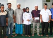 Wali Kota Pematangsiantar Susanti Dewayani (tujuh kiri) pose bersama dengan pengurus masjid dan lainnya saat Ramadan berbagi bersama Perumda Tirtauli dengan mengunjungi empat masjid dan menyerahkan bantuan ke masing-masing masjid, Rabu (3/4).(Waspada-Ist).