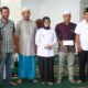 Wali Kota Pematangsiantar Susanti Dewayani (tujuh kiri) pose bersama dengan pengurus masjid dan lainnya saat Ramadan berbagi bersama Perumda Tirtauli dengan mengunjungi empat masjid dan menyerahkan bantuan ke masing-masing masjid, Rabu (3/4).(Waspada-Ist).