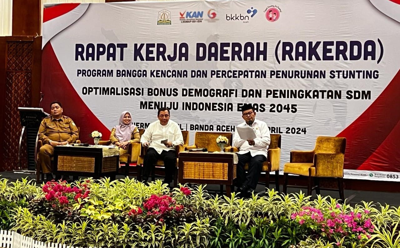 Kakanwil Kemenag Aceh Azhari (kanan) memberikan materi pada Rakerda Program Bangga Kencana dan Percepatan Penurunan Stunting yang digelar BKKBN Aceh mulai (1-3 April) di Hotel Hermes Banda Aceh. (Waspada/T.Mansursyah)